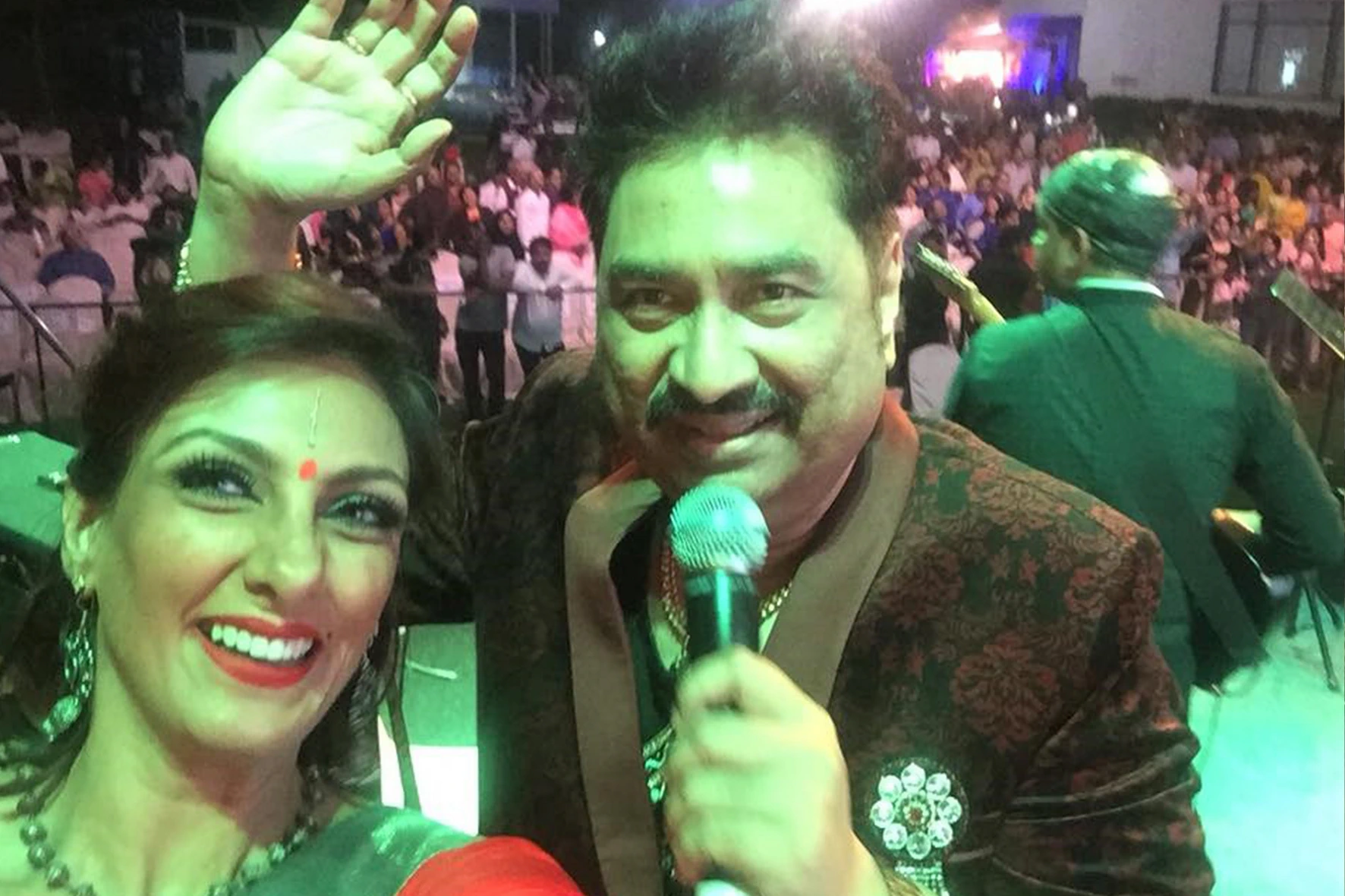 Pallavii Waalia Raaj on stage with Kumar Sanu